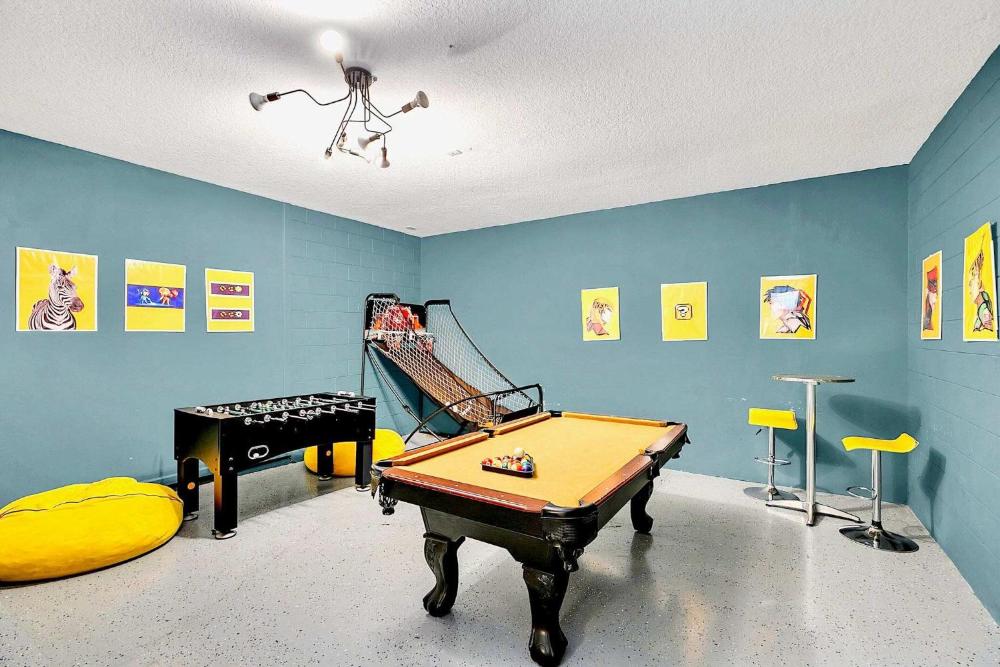 6BR Luxury Home w Pool Hot Tub and Games room